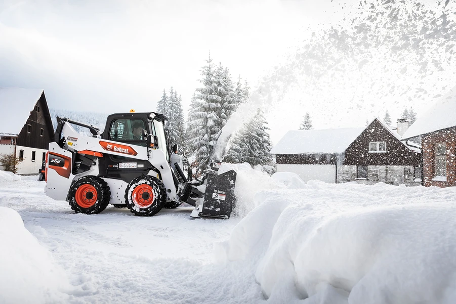 Bobcat ma sprzęt przydatny do odgarniania śniegu na mniejszych i większych powierzchniach.